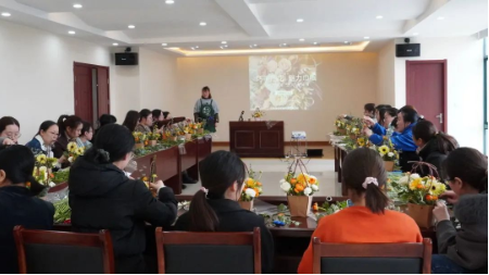 <a href=http://www.fzytsz.cn target=_blank class=infotextkey><a href=http://www.fzytsz.cn target=_blank class=infotextkey>雙良</a>環(huán)境</a>開展“三八女神節(jié)” DIY插花活動
