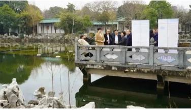 整合安排城市黑臭水體治理、水源地保護(hù)、打擊“洋垃圾”進(jìn)口